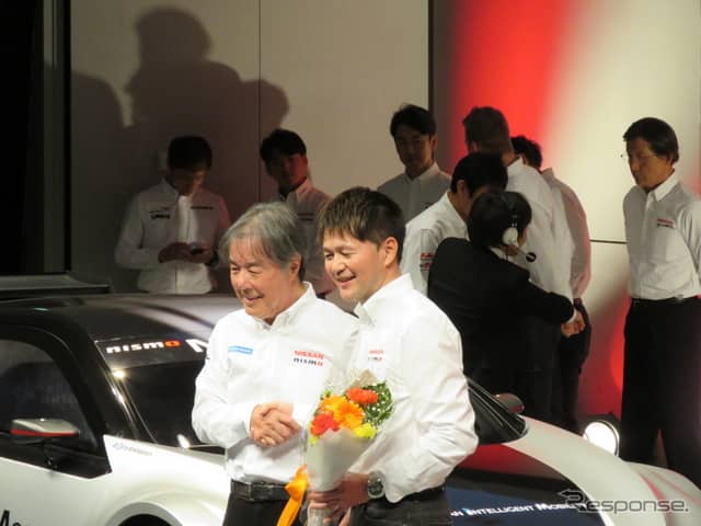 師でもある星野一義さんとの記念撮影。《撮影 遠藤俊幸》