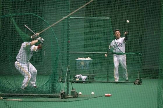 鷹・工藤監督が甲斐にマンツーマンレッスン　キャンプ初の打撃投手も務める