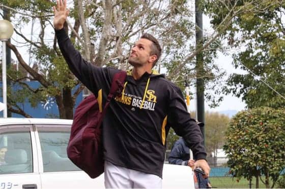 鷹サファテが約10か月ぶりにチームに合流　チームメートが一斉に“逃げて”歓迎