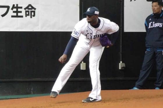 西武ヒースが初ブルペンで21球　捕手を前に座らせ距離を縮めた意図とは…