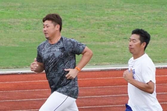 中日松坂、しばらくノースロー調整へ　ファンに右腕を引かれ右肩に違和感　