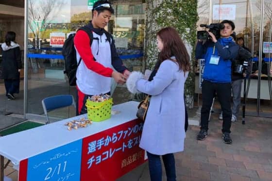 鷹ナインが女性ファンに“逆チョコ”プレゼント　上林ファン感動「手洗えない」