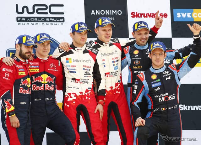 表彰式、中央右が優勝者タナク（同左は彼のコ・ドライバー、M.ヤルヴェオヤ）。《写真提供 TOYOTA》