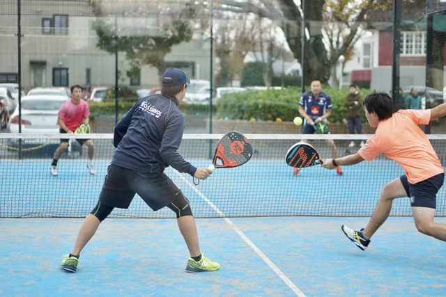 スペイン生まれのラケットスポーツ「パデル」が楽しめるコートが神戸にオープン