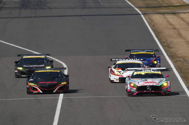 SUPER GT/GT300クラスのマシン群。《撮影 益田和久》