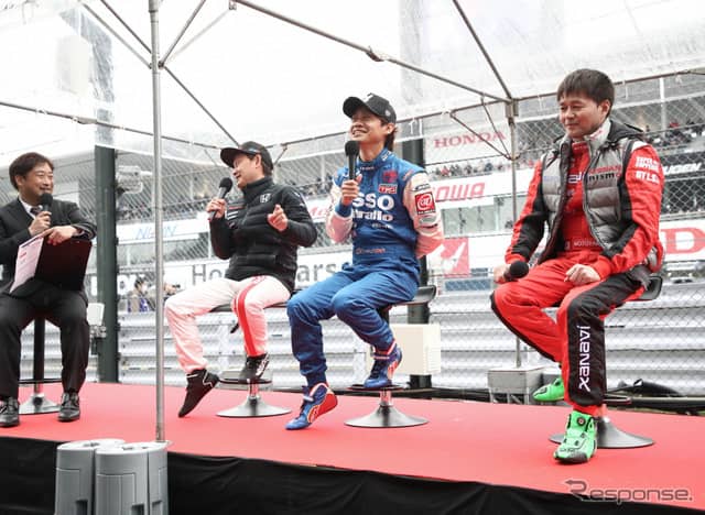 レース前から熱い舌戦を展開した(右から)本山、脇阪、道上。《撮影 益田和久》