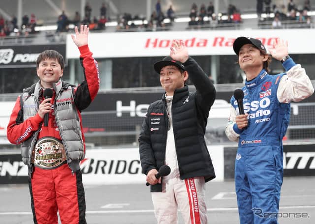 観客の声援に応える(左から)本山、道上、脇阪。《撮影 益田和久》