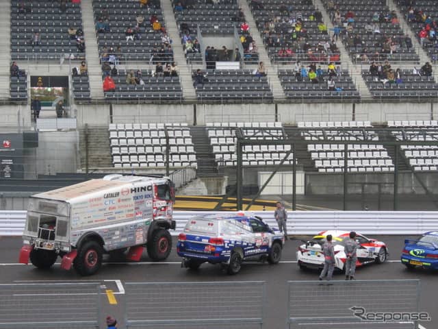 ダカールラリーを戦う日野レンジャー(左端)の迫力は別格。《撮影 遠藤俊幸》