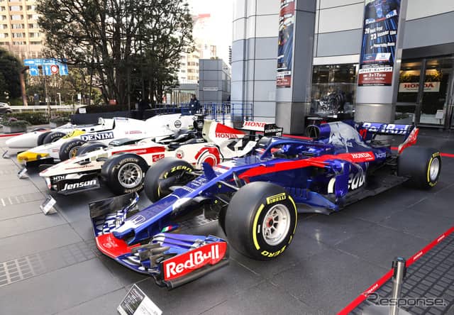 ホンダ本社前には歴代の“ホンダF1マシン”が展示された。《写真提供 Honda》