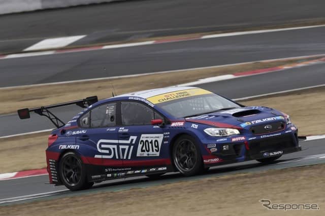 STIのNBR24参戦車両のシェイクダウンで、ヴァン・ダム選手とシュリック選手が新型車の感触をためす写真提供：スバル