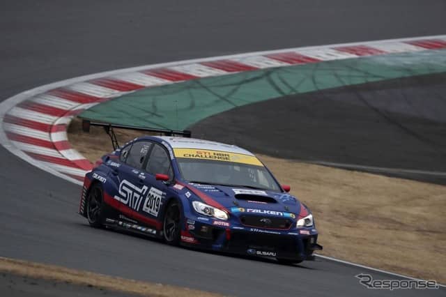 STIのNBR24参戦車両のシェイクダウンで、ヴァン・ダム選手とシュリック選手が新型車の感触をためす写真提供スバル