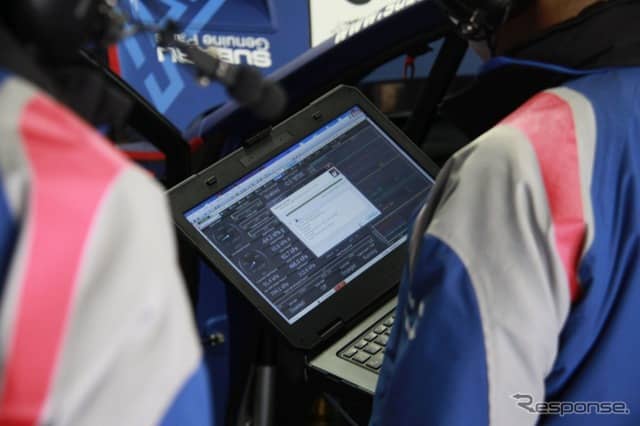 STIのNBR24参戦車両のシェイクダウンで、ヴァン・ダム選手とシュリック選手が新型車の感触をためす≪撮影：中尾真二≫