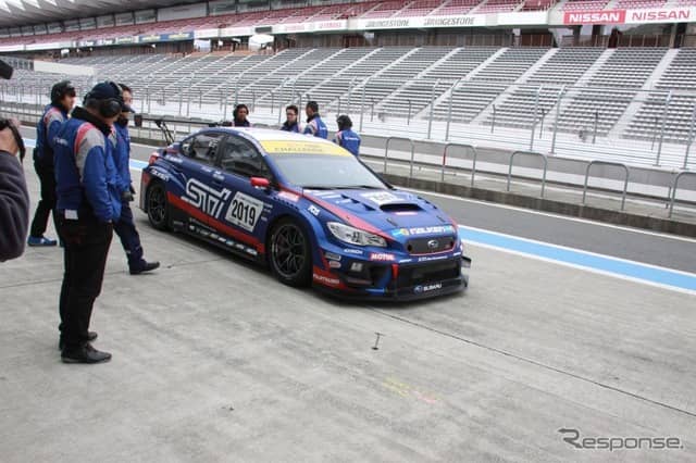 STIのNBR24参戦車両のシェイクダウンで、ヴァン・ダム選手とシュリック選手が新型車の感触をためす≪撮影：中尾真二≫