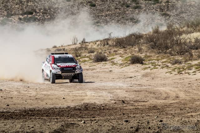 フェルナンド・アロンソがダカールラリー優勝車をテストした。《写真提供 TOYOTA》