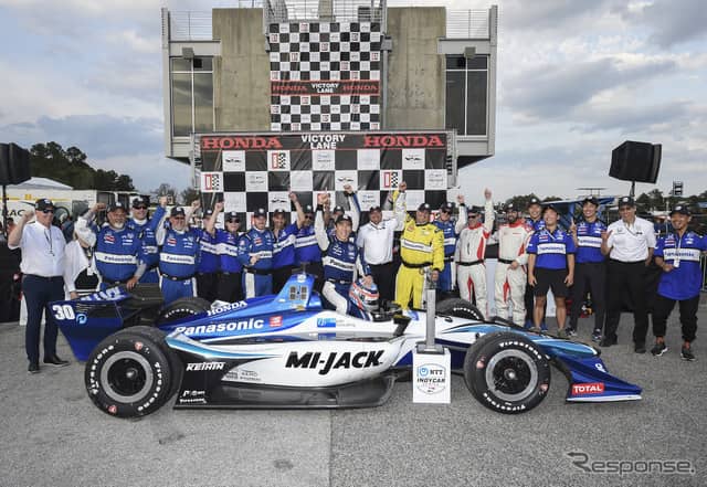 チームクルーとの記念撮影。《写真提供 INDYCAR》