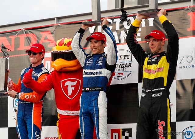 左から2位ディクソン、ファイアホークを挟んで優勝の琢磨、3位ブルデー。《写真提供 INDYCAR》