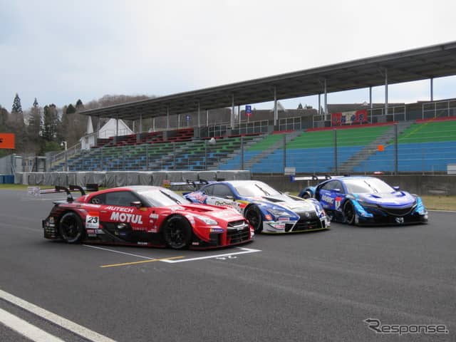 #23 GT-R(手前)も巻き返しを期している。《撮影 遠藤俊幸》