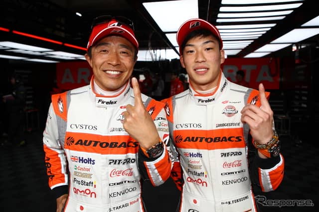 GT300クラスのポールを獲得した高木（左）と福住。《撮影 益田和久》