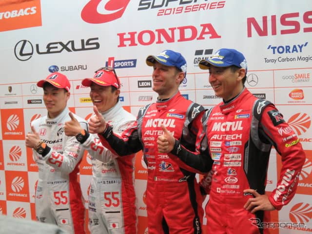 両クラスのポール獲得者たち。左からGT300の福住、高木、GT500のクインタレッリ、松田。《撮影 遠藤俊幸》