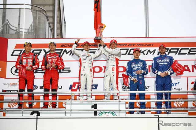 GT500クラスの表彰式。中央左が野尻、右が伊沢。《撮影 益田和久》