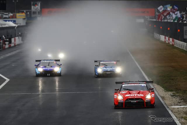 ポール発進の#23 GT-R（写真先頭）は決勝2位に。《撮影 益田和久》