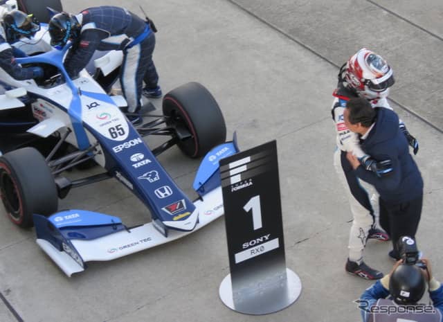 中嶋悟監督が牧野を祝福。《撮影 遠藤俊幸》