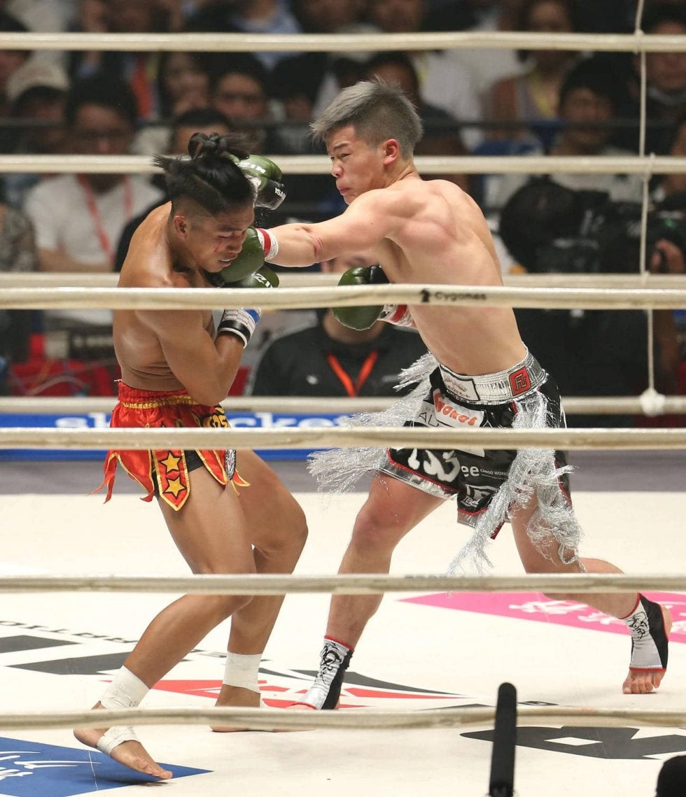 1回、ビアグタン(左)に左パンチを見舞う那須川(撮影・河田真司)