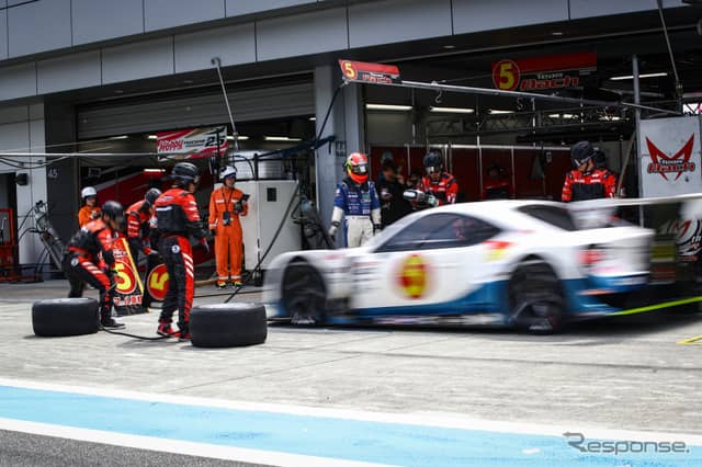 最低2度のピットストップが義務付けられるため、いつも以上にピット作業が重要になる。《撮影 益田和久》