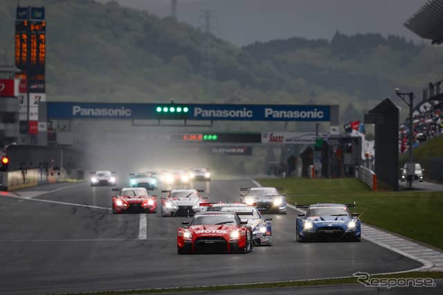GT500クラス、レース序盤の模様。《撮影 益田和久》