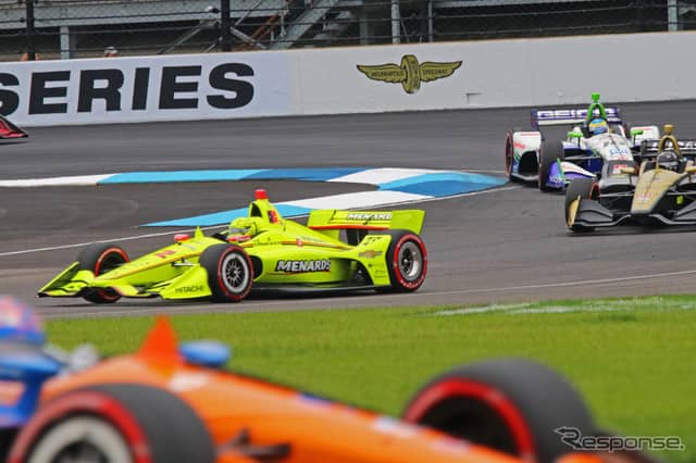 前方の#9 ディクソンを追う#22 パジェノー(写真中央)。《写真提供 INDYCAR》