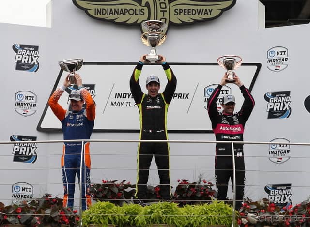 左から2位ディクソン、優勝パジェノー、3位ハーヴェイ。《写真提供 INDYCAR》
