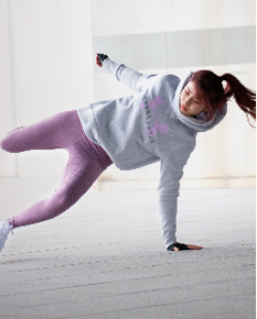 アンダーアーマー ウーマンズ、馬場ゆかり、岩出玲亜ら女性8人による新キャンペーン開始