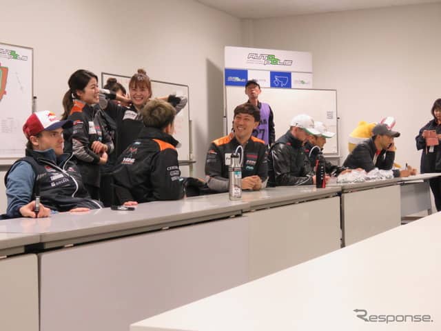 この日の予選は中止となり、SFドライバーたちは緊急サイン会に臨むことに。《撮影 遠藤俊幸》