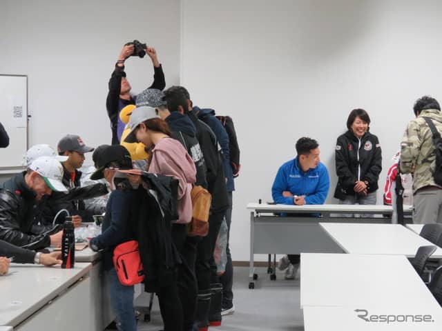 明日は予選と決勝が無事に見られることを祈りつつ、多くのファンがサイン会に列をつくった。《撮影 遠藤俊幸》