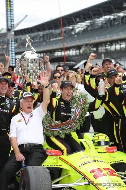 ロジャー・ペンスキー御大とヴィクトリー・レーンで雄叫びを挙げるシモン・パジェノー（第103回インディ500）。《撮影 重信直希》