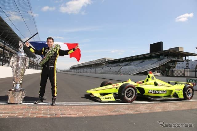 ボーグ・ワーナー・トロフィーにキスするシモン・パジェノー。《撮影 重信直希》