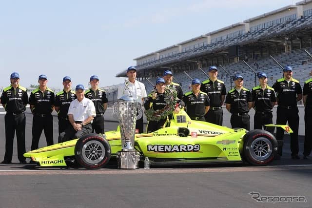 チーム・ペンスキーの面々とシモン・パジェノー。《撮影 重信直希》