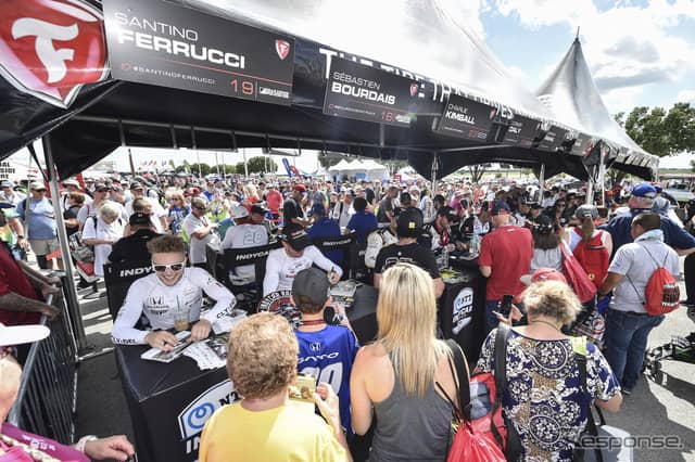 賑わうファンイベント。《写真提供 INDYCAR》