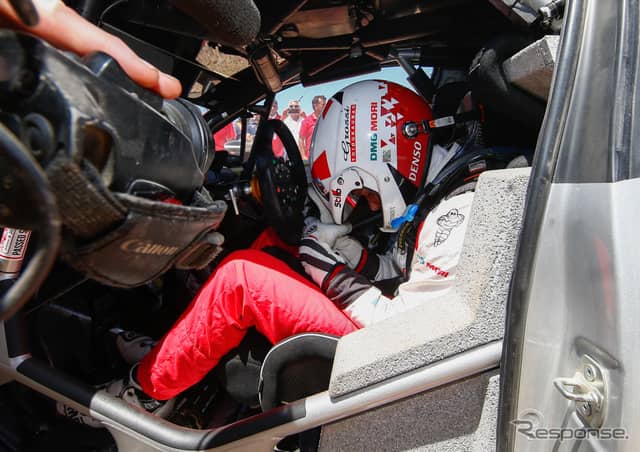 コクピットでうなだれるタナク。《写真提供 TOYOTA》