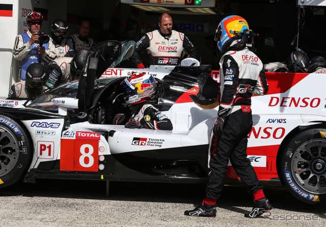 ドライバー交代する、#8 トヨタのアロンソ（右）とブエミ。《写真提供 TOYOTA》