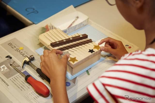 親指ピアノ「カリンバ」を作ろう（昨年の様子）《写真 ヤマハ発動機》