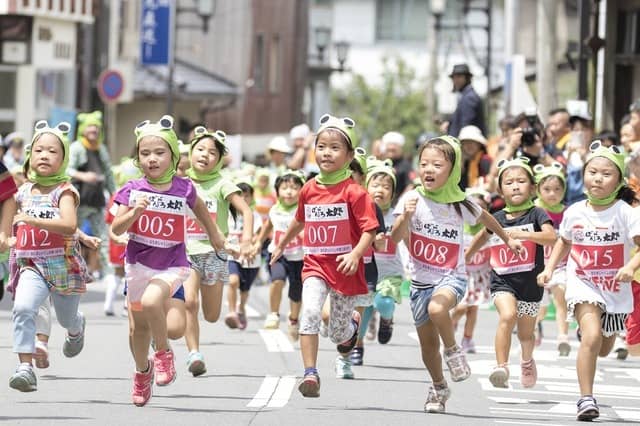 ガマまみれの奇祭！カエルマスクで激走する「筑波山がまレース」9月開催