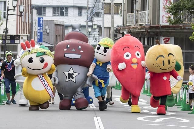 ガマまみれの奇祭！カエルマスクで激走する「筑波山がまレース」9月開催