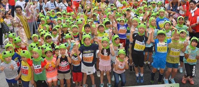 ガマまみれの奇祭！カエルマスクで激走する「筑波山がまレース」9月開催