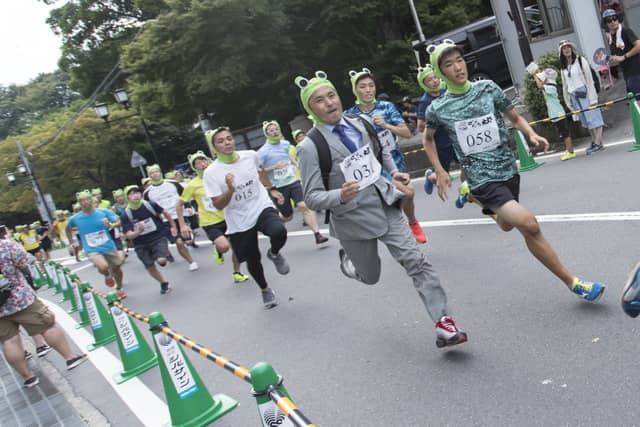 ガマまみれの奇祭！カエルマスクで激走する「筑波山がまレース」9月開催