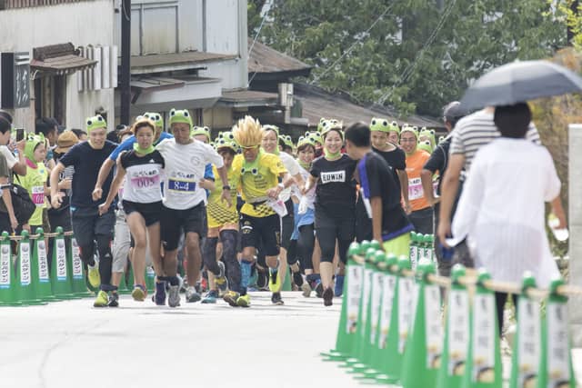 ガマまみれの奇祭！カエルマスクで激走する「筑波山がまレース」9月開催