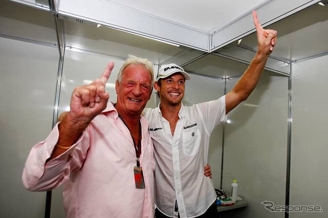 2009年ブラジルGPで年間チャンピオンを決める。向かって左は父、ジョン。《photo by Getty Images》