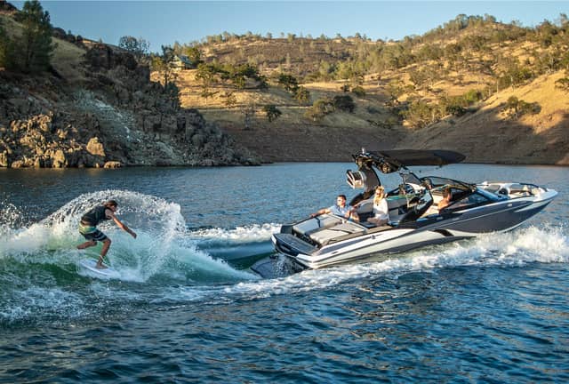 日本一のウェイクサーファーを決めるウェイクサーフィン国際競技会が琵琶湖で開催