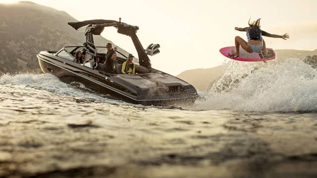 日本一のウェイクサーファーを決めるウェイクサーフィン国際競技会が琵琶湖で開催