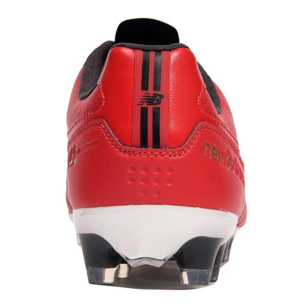 ニューバランス フットボールから、足先をやさしく包み込むスパイク「442」新色が登場